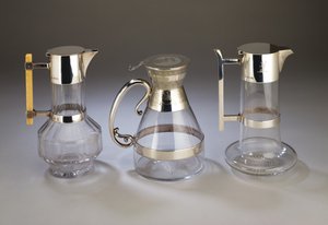 Zilveren gemonteerde wijnkan, 1882; elektroplate gemonteerde wijnkan met esthetische stijl decoratie op de monturen; zilveren gemonteerde wijnkan, 1880, allemaal vervaardigd door Hukin & Heath door Christopher Dresser