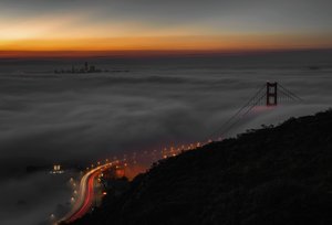 Een mistige nacht bij de Golden Gate Bridge