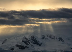 Gouden stralen boven de bergen door Chuanxu Ren