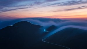 Schemering op de kronkelende berg