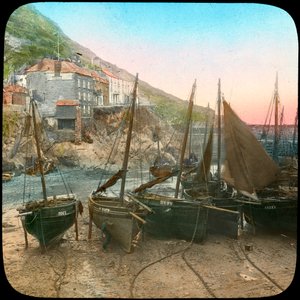 Vissersvloot bij eb, Polperro, Cornwall, eind 19e of begin 20e eeuw door Church Army Lantern Department