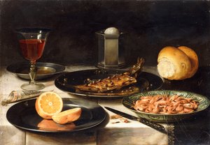 Een Haring met Kappertjes en een Gesneden Sinaasappel op Borden en een Kom Garnalen op een Tafel