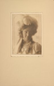 [Portret van een vrouw in kostuum]. door Clarence H. White