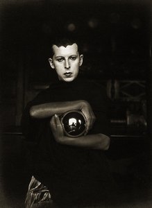 Zelfportret, ca. 1927 (gelatinezilverdruk)
