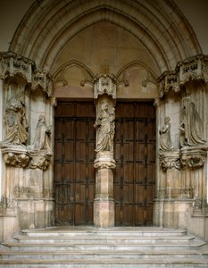 Zicht op het portaal van de Chartreuse van Champmol. Het is versierd met vijf sculpturen gemaakt door Claus Sluter (circa 1350-1405): de Maagd, de Hertog en Hertogin van Bourgondië, Sint Jan de Doper en Sint Margaretha. 1386-1401. Dijon (Gouden Kust) door Claus Sluter