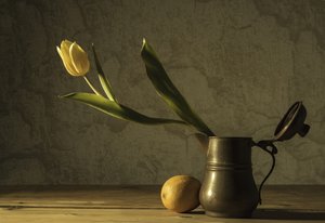 Stilleven met gele tulpen door Codruta Georgescu