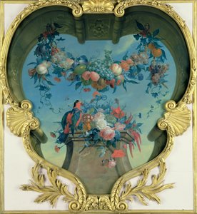 Guirlande van vruchten boven een voetstuk met bloemen en een rood-groene papegaai