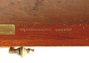 Mid-Victoriaanse gotische gesneden walnoot en messing gemonteerde zijtafel, detail, eind 19e eeuw