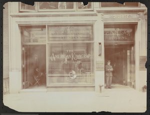 Eerste verdieping gevel van 122-124 E. 25th Street, het Camera Building, American Cinephone Company en portier, New York door Company Byron