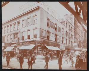 Zuidwestelijke hoek van 14th Street en 3rd Avenue met de Star Candies winkel, een tandarts, de Regal Shoe winkel en de Empire Film Co., ca. 1905