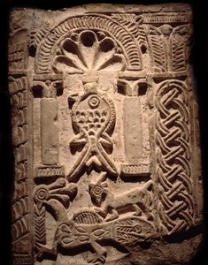 Koptische beschaving: muurfragment van hoogreliëfs met vis (christelijk symbool). 6e of 7e eeuw na Chr. Luxor, Egyptisch Kunstmuseum door Coptic Coptic