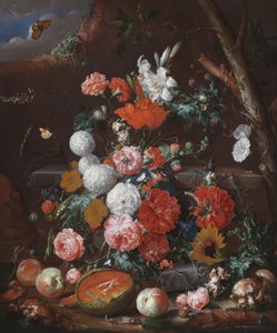 Een stilleven van bloemen en fruit op een stenen sokkel in een tuin