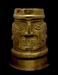 Beker met afbeelding van een Godheid met Sicán-stijl Ogen en Slagtanden, 800-1350 AD door Culture Sicán