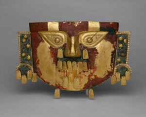 Peruaans begrafenismasker, 900-1100 AD (goud, zilver-koper overlays, cinnaber) door Culture Sicán