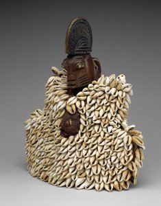 Tweelingfiguur (ere ibeji) met kledingstuk door Yoruba Culture
