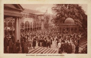 Ansichtkaart met een menigte mensen bij een avondconcert in Kreuzbrunnen door Czech Photographer