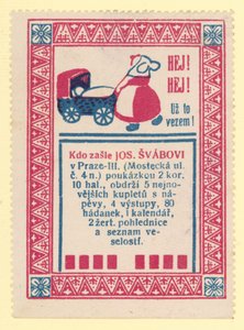 Vrouw die een kinderwagen duwt door Czech School