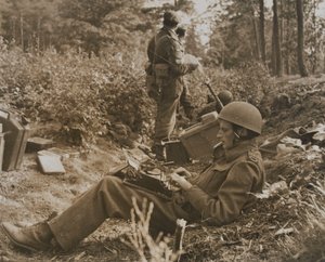 Oorlogscorrespondent Alan Wood typt een bericht door D.M. Sgt. Smith
