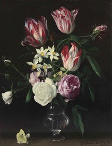 Rozen, tulpen en narcissen in een glazen vaas, met een vlinder, op een richel door Daniel Seghers