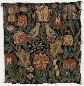 Wandtapijtkussenhoes met twee vogels tussen bloemen, gemaakt in Sleeswijk-Holstein, Denemarken, ca. 1690 door Danish School