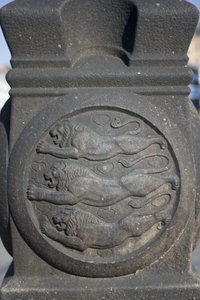 Drie leeuwen symbool uitgehouwen in een stenen kolom op het Stadhuisplein door Danish School