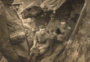 Groep soldaten in een loopgraaf tijdens de Eerste Wereldoorlog door Dario Gentilini