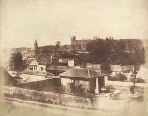 Linlithgow, vanaf het treinstation, met het stadhuis, de St. Michael