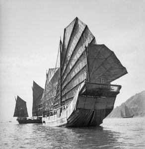 Een achteraanzicht van de Yeungkong vissersschuit met het havennummer 227HA onder zeil in Aberdeen, Hong Kong.