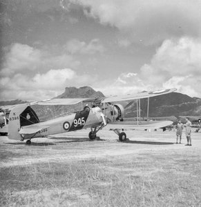 Fairey Swordfish I torpedobommenwerper verkennings tweedekker vliegtuig K8386, code 945, van 824 Squadron Fleet Air Arm, op Kai Tak vliegveld, Hong Kong