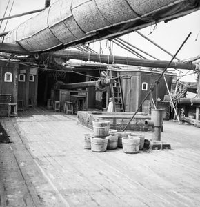 Aan boord van een Macao zoutschip voor anker bij Sham Shui Po, Hong Kong