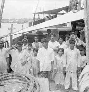 De kapitein en bemanning aan boord van de Indiase kotia type dhow Karimi (fl.1938) voor anker in Colombo, Ceylon