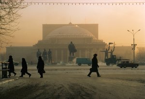 Een standbeeld van Vladimir Lenin bewaakt het Novosibirsk Theater. Novosibirsk, Rusland.