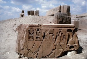 Tanis Egypte, tekeningen op stenen ruïne in de oude stad Tanis met hiërogliefen