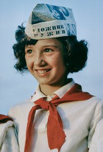 Jong meisje in Jong pionierskamp, verplichte jeugdorganisatie, voor Sovjet indoctrinatie, KHABAROVSK, USSR