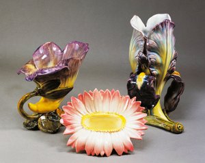 Convolvulus-vormige vaas, madeliefvormige cachepot en irisvormige vaas, ca. 1900, door Delphin Massier, Art Nouveau stijl, barbotine keramiek, gemaakt in Vallauris, Frankrijk, 20e eeuw door Delphin Massier