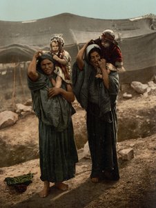 Bedoeïenen en kinderen buiten tent, Heilig Land door Detroit Photographic Co.
