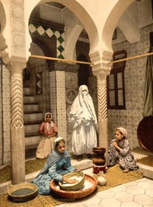 Moorse vrouwen bereiden couscous in een binnenplaats, Algiers, Algerije, c.1899