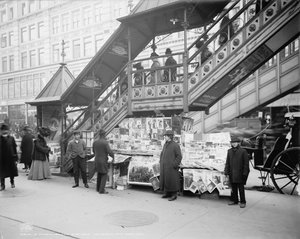 Een karakteristieke krantenkiosk op de stoep in New York City, ca. 1903 (zw/w foto)