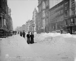 Fifth Avenue na een sneeuwstorm, New York, c.1905 door Detroit Publishing Co.