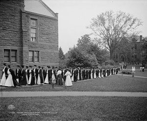 Senioren marcheren naar de kapel, Mt. Holyoke College, South Hadley, Massachusetts