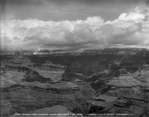 De Grand Canyon in Arizona tegenover Bright Angel Hotel, c.1900 door Detroit Publishing Co.