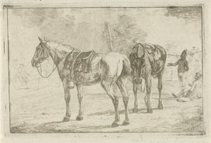 Twee gezadelde paarden bij een legerkamp