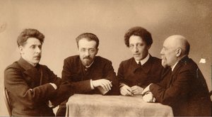 Groepsportret van de dichters Alexander Blok (1880-1921), Georgii Chulkov (1879-1939), Konstantin Erberg (1871-1942) en Fyodor Sologub (1863-1927) door Dmitri Spiridonovich Zdobnov