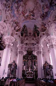 Rococo interieur van de kerk, begonnen in 1727 door Dominikus Zimmermann