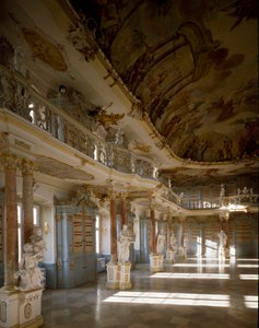Uitzicht op de bibliotheekzaal van het Schussenried klooster gerealiseerd door de architect Domenikus Zimmermann (1685-1766) 18e eeuw Schussenried, Duitsland door Dominikus Zimmermann