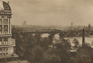 Adelphi Terrace kijkt uit over de rivier oostwaarts vanaf het Hotel Cecil naar de Tower Bridge, ca. 1935 door Donald McLeish