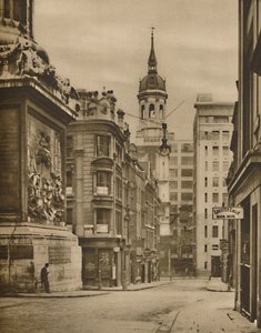 Aan de voet van het monument van Fish Street Hill