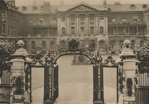 Ingang van Guys Hospital met het standbeeld van de oprichter in het midden van de binnenplaats, c1935 door Donald McLeish