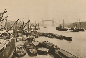 Schepen in de Pool van Londen: Een uitzicht van London Bridge naar Tower Bridge, ca. 1935 door Donald McLeish