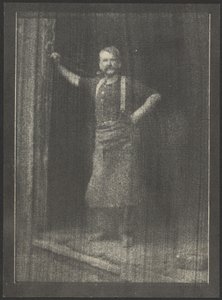 [Smid staat in de deuropening, pijp in de mond].